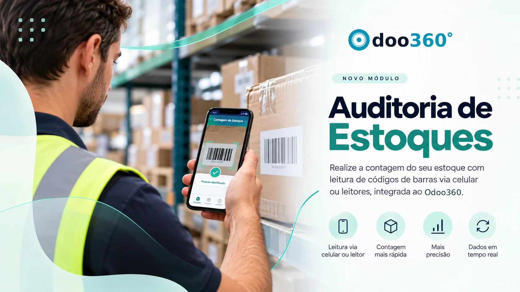 Funcionário de estoque bipando a etiqueta de uma caixa com o celular para a auditoria de estoque do Odoo360